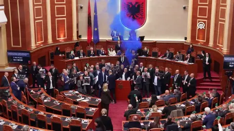 Arnavutluk Meclisi'nde muhalefet vekillerinden meşaleli protesto