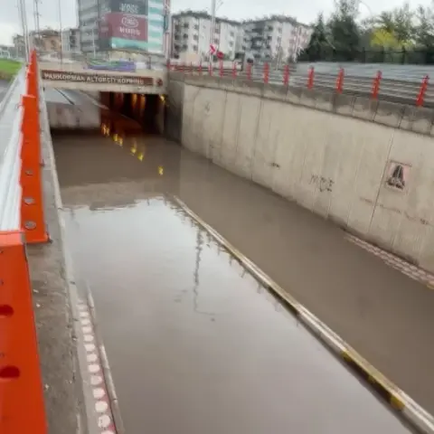 Diyarbakır'da şiddetli sağanak yağış trafiği kilitledi: Alt geçitler tıkandı