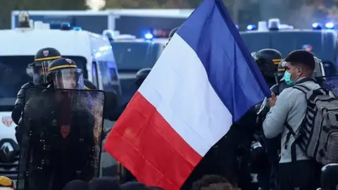 Fransa'da'çok yüksek risk' alarmı: Cumartesi günü 70 bin polis sokağa iniyor