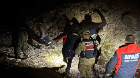 Sisli havada keçilerini ararken kaybolan iki kişi kurtarıldı