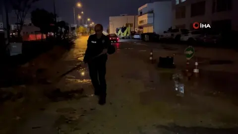 Araçlar zarar görmesin diye küreği eline alan polis memurları takdir topladı