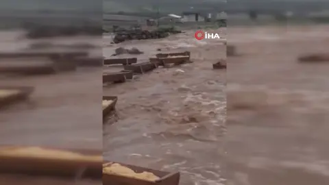 Diyarbakır Çermik'te şiddetli sağanak nedeniyle dereler taştı