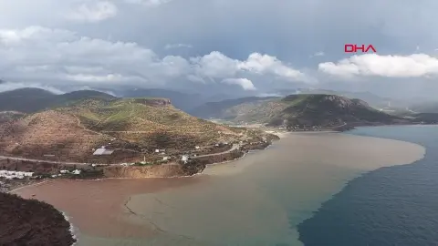 Mersin'de yağış sonrası denizin rengi değişti: Suların rengi kahverengiye dönüştü