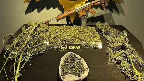 Sokak satıcılarına darbe! Adım adım takip edildi: 2 kilo esrar ele geçirildi