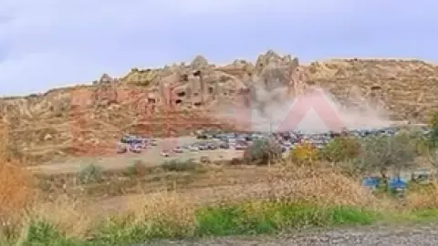 Nevşehir Göreme'de peribacasından kopan kayaların düşme anı kamerada