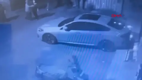 Beyoğlu'nda kayınpederinin evini bastı, havaya ateş açtı