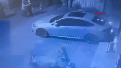 Beyoğlu'nda kayınpederinin evini bastı, havaya ateş açtı