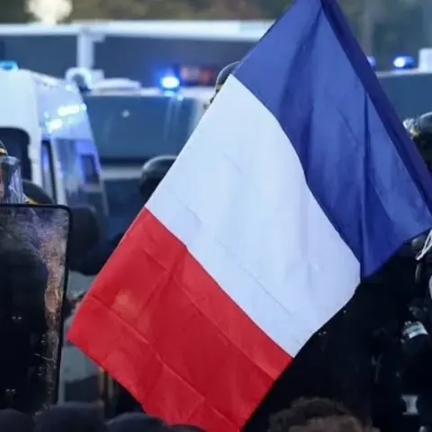 Fransa'da'çok yüksek risk' alarmı: Cumartesi günü 70 bin polis sokağa iniyor