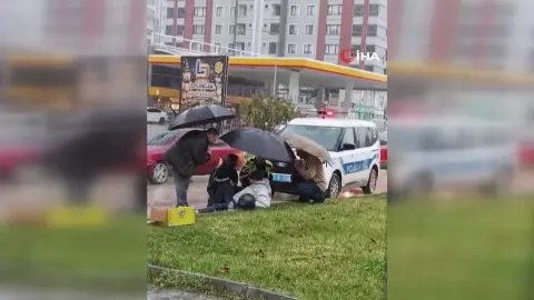 Kastamonu'da kazada yaralanan sürücüye polis şemsiye tuttu: O anlar kamerada