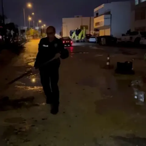 Araçlar zarar görmesin diye küreği eline alan polis memurları takdir topladı