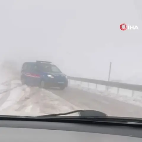Palandöken Geçidi'nde Kar Esareti: Sürücüler Yolda Kaldı