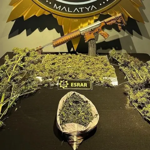 Sokak satıcılarına darbe! Adım adım takip edildi: 2 kilo esrar ele geçirildi