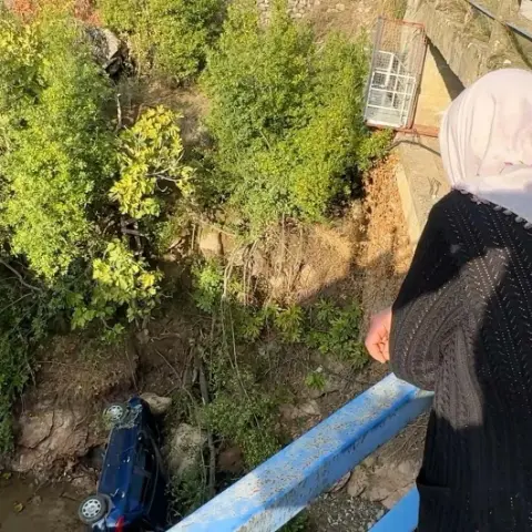 Otomobil Köprüden Dereye Uçtu! Aynı Araçtaki 3 Kişi Yaralandı