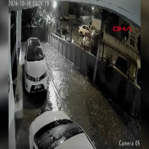Adana'da sokak ortasında havai fişek patlattılar; balkon ve araçlara zarar verdiler