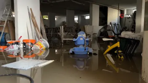 Mersin'de yağışın verdiği hasar sabah ortaya çıktı: Sel suları araçları sürükledi