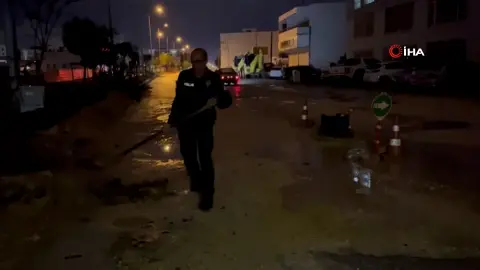 Araçlar zarar görmesin diye küreği eline alan polis memurları takdir topladı