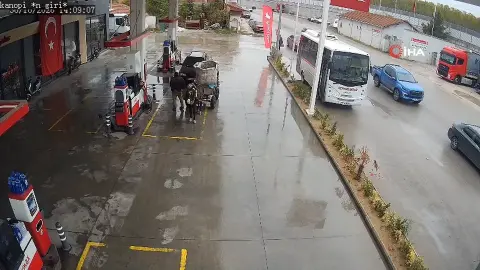 Edirne'de yakıtı biten otomobili at arabasıyla çektiler