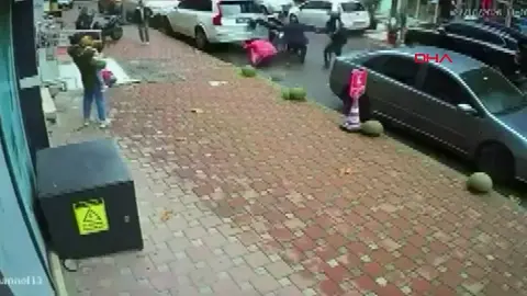 Çekmeköy'de akü değişimi sırasında kontrolden çıkan motosiklet araçlara çarptı