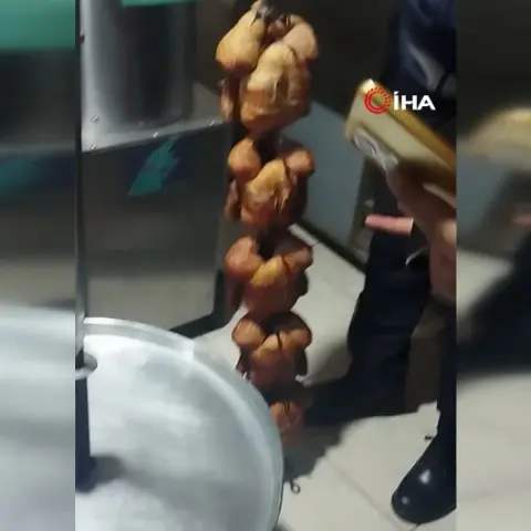 Hatay'da bir restoranda mide bulandıran görüntüler: Bozulmuş tavuk ele geçirildi