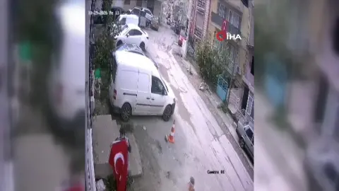 Evin balkonunda asılı olan Türk bayrağı yere düştü: Yoldan geçen gençten örnek davranış