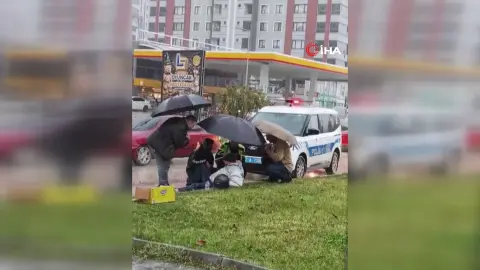 Kastamonu'da kazada yaralanan sürücüye polis şemsiye tuttu: O anlar kamerada
