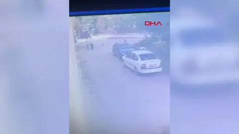 Bolu'da park halindeki araçtan hırsızlık anı kamerada