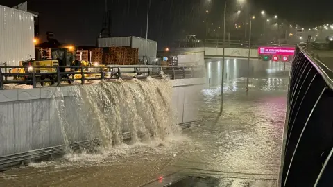 Mersin'i sağanak vurdu! Sokaklar göle döndü: Evleri su bastı, araçlar yolda kaldı