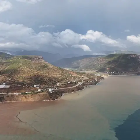 Mersin'de yağış sonrası denizin rengi değişti: Suların rengi kahverengiye dönüştü