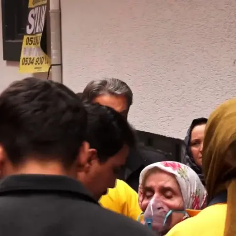 Evde mahsur kalan yaşlı kadının imdanına itfaiye yetişti, dumandan etkilenen 2 kişi hastaneye kaldırıldı