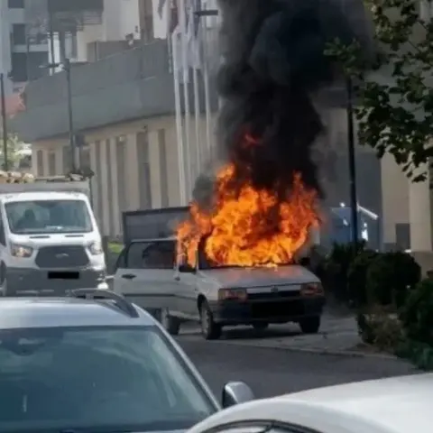Kahramanmaraş’ta hareketli dakikalar: Seyir halindeki otomobil alev alev yandı