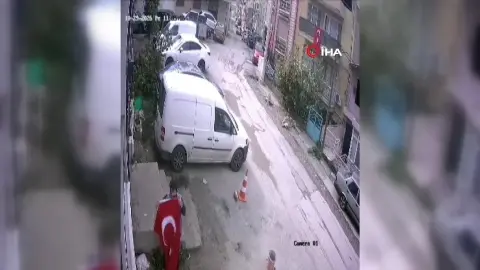 Evin balkonunda asılı olan Türk bayrağı yere düştü: Yoldan geçen gençten örnek davranış