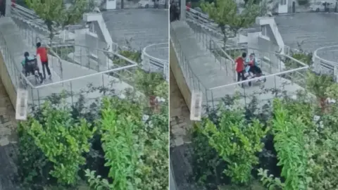 Adıyaman'da kalpleri ısıtan anlar: Sağanak yağışta tekerlekli sandalyedeki arkadaşını korumak için seferber oldu