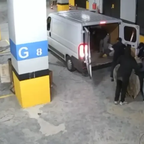 İstanbul'da 2 milyon liralık kablo hırsızlığında 13 şüpheli emniyete götürüldü
