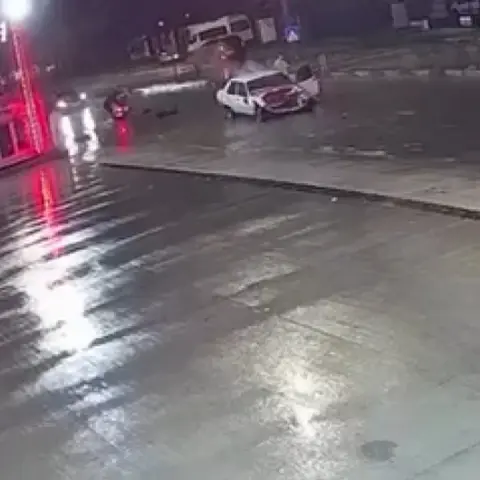 Su birikintisinden geçerken yavaşlayan otomobil zincirleme kazaya neden oldu