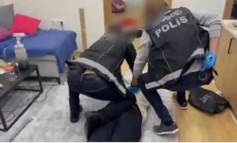Antalya'da polisten zehir tacirine operasyon anbean kamerada