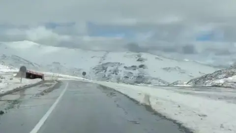 Van-Bahçesaray yolunda sezonun ilk kar yağışı: Karabet Geçidi beyaza büründü