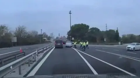 Sakarya'da film gibi kovalamaca: Ters yöne girip dehşet saçtı, tır şoförü ezilmekten kıl payı kurtuldu
