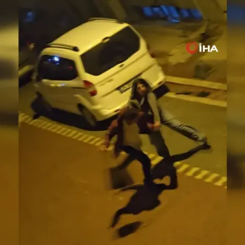 Esenyurt’ta bir kadın sokak ortasında bir erkeği darbetti