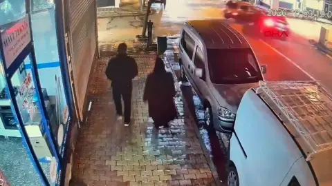 Adıyaman'da kavşakta çarpışan iki otomobil iş yerinin vitrinine girdi