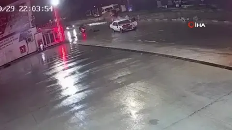Su birikintisinden geçerken yavaşlayan otomobil zincirleme kazaya neden oldu