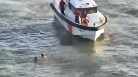 Rip akıntısına kapılarak ölümle burun buruna gelen 2 kişi böyle kurtarıldı