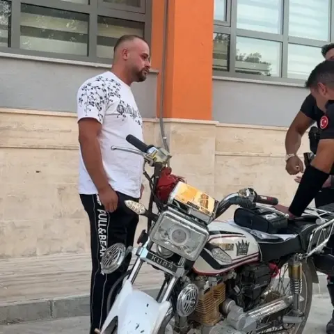 Burdur'da ehliyet sınavından kaçan sürücüyü polis çıkışa kadar bekledi