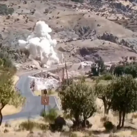 Siirt'te yol çalışmasında kontrollü patlama gerçekleştirildi