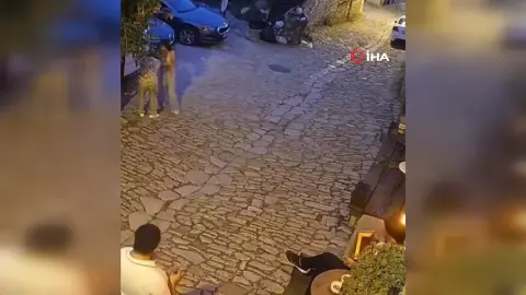 Arkadaşlarıyla doğum günü kutlarken pastanın süsünü yedi