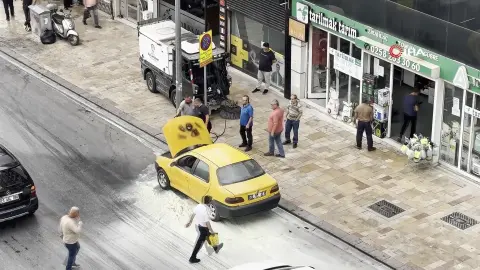 Pamukkale'de Yanan Otomobile Temizlik İşçilerinden Hızlı Müdahale