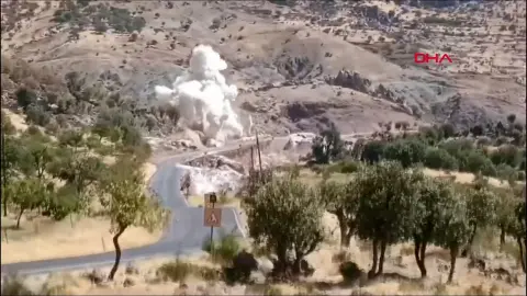 Siirt'te yol çalışmasında kontrollü patlama gerçekleştirildi
