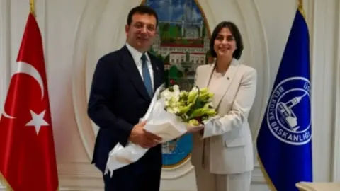 İmamoğlu'ndan Sinem Dedetaş'a destek mesajı: Seni başkanlık makamında görmek istiyorlar!