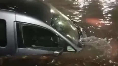 Pendik’te alt geçidi su bastı, sürücü ve kızı mahsur kaldı