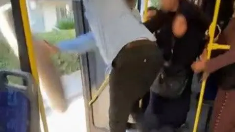 İzmir'de belediye otobüsünde'halı' kavgası!