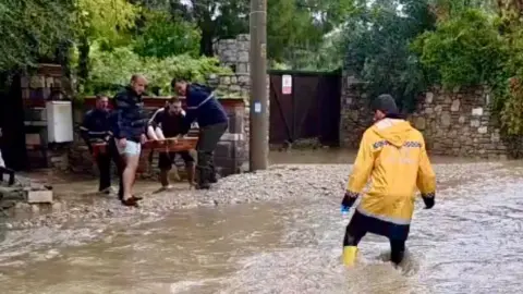 Bodrum'da Taşkın Alarmı: Hamile Kadın Ekiplerce Kurtarıldı